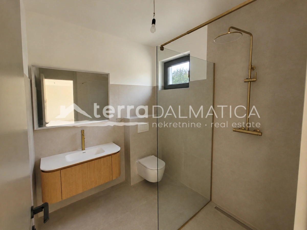 Apartment in Vodice – Neubau mit Garten, 80 m vom Meer entfernt