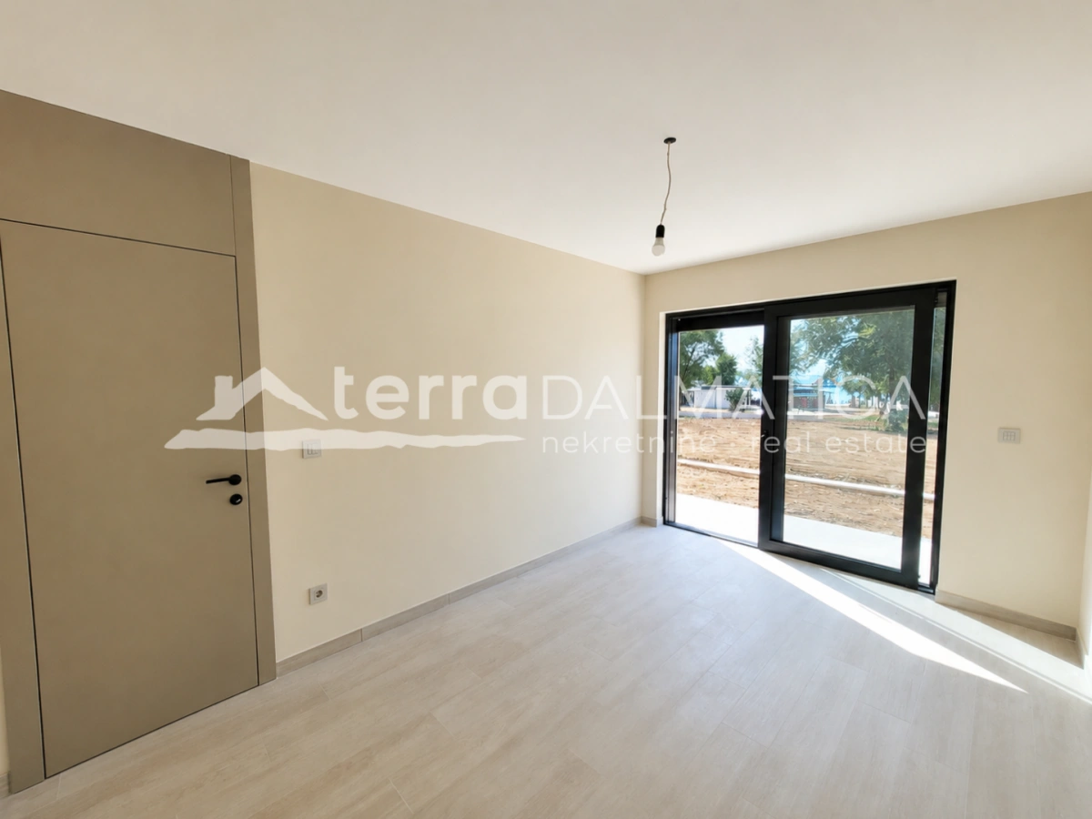 Apartment in Vodice – Neubau mit Garten, 80 m vom Meer entfernt