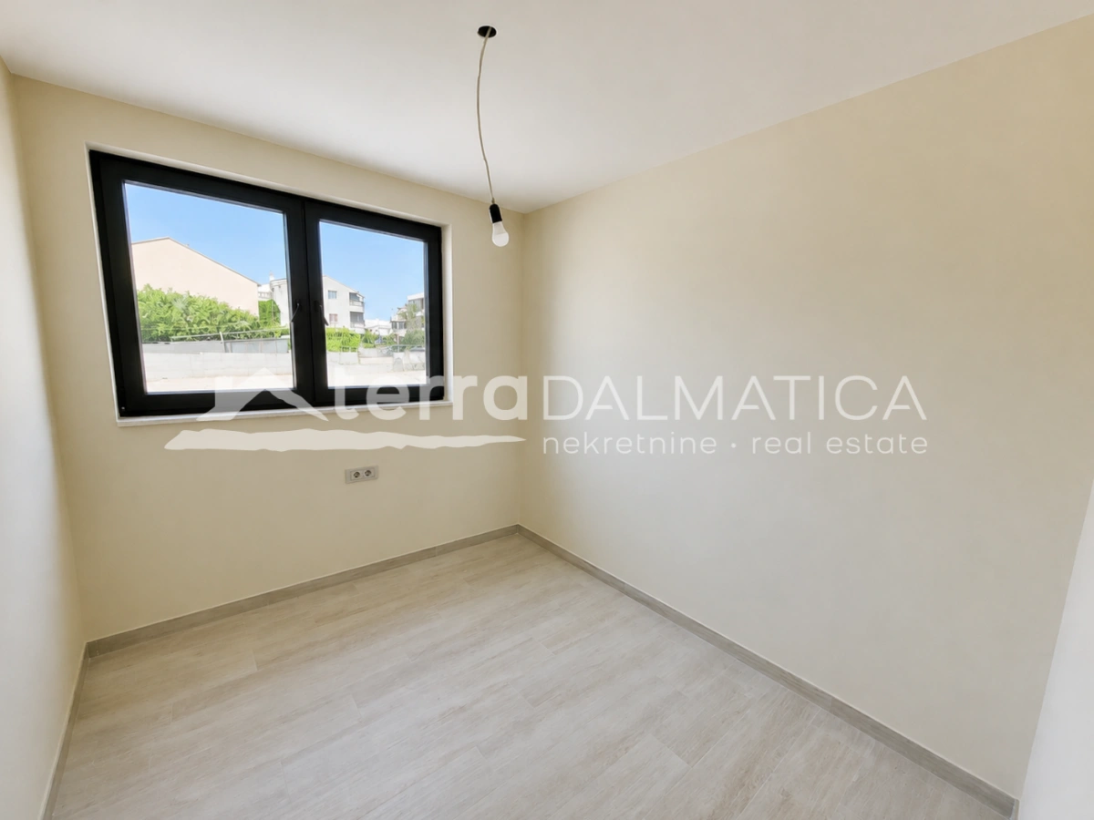 Apartment in Vodice – Neubau mit Garten, 80 m vom Meer entfernt