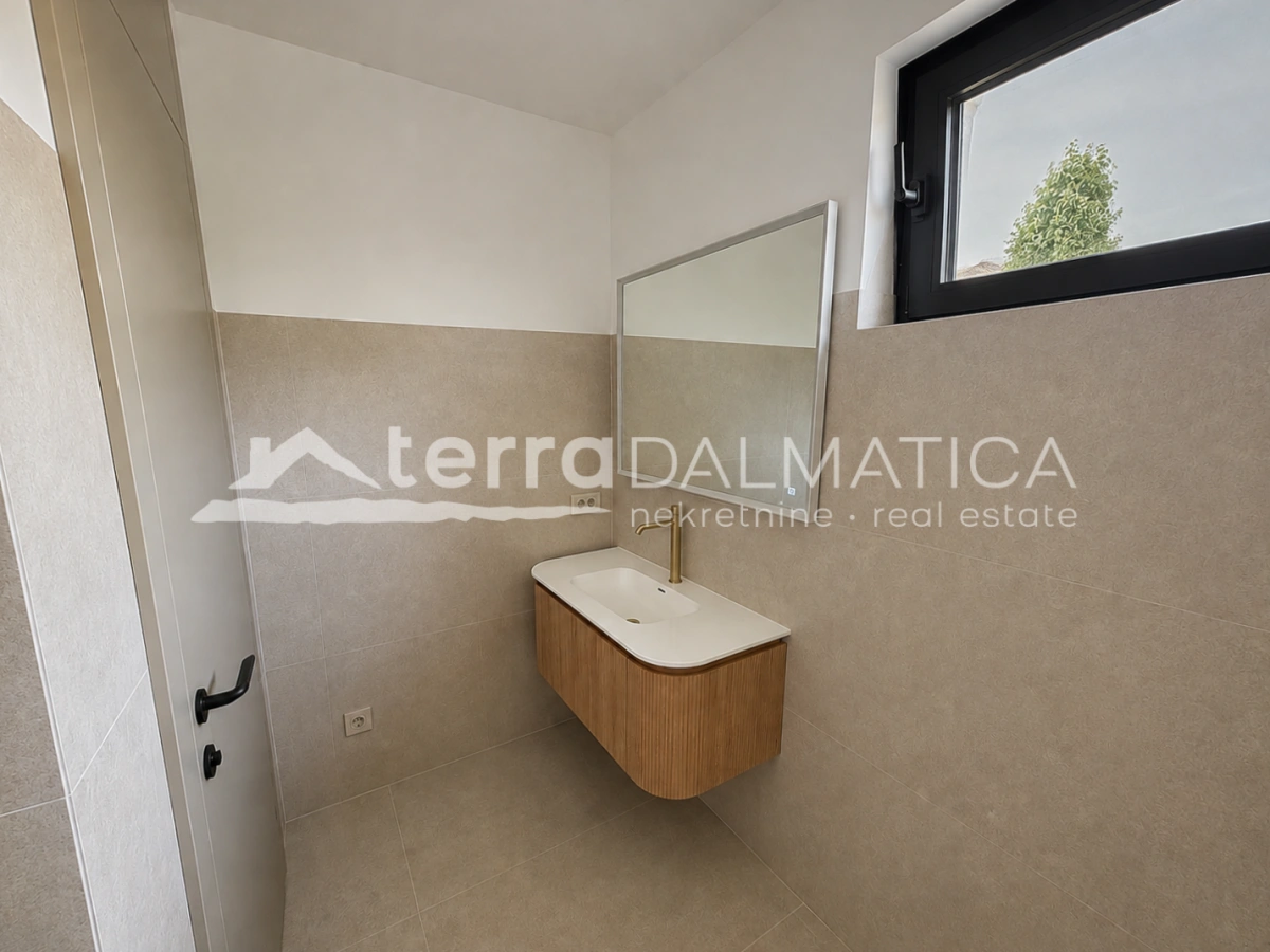 Apartment in Vodice – Neubau mit Garten, 80 m vom Meer entfernt