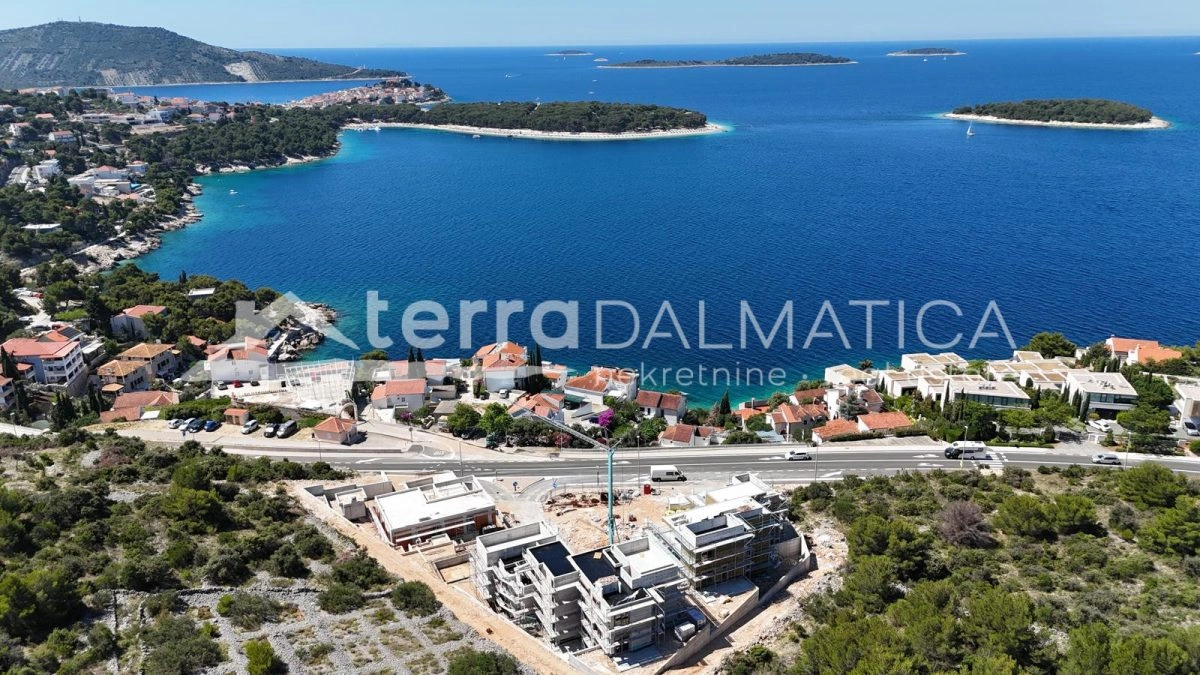 Neubau in Primošten – in Meeresnähe, mit Swimmingpool und privatem Garten