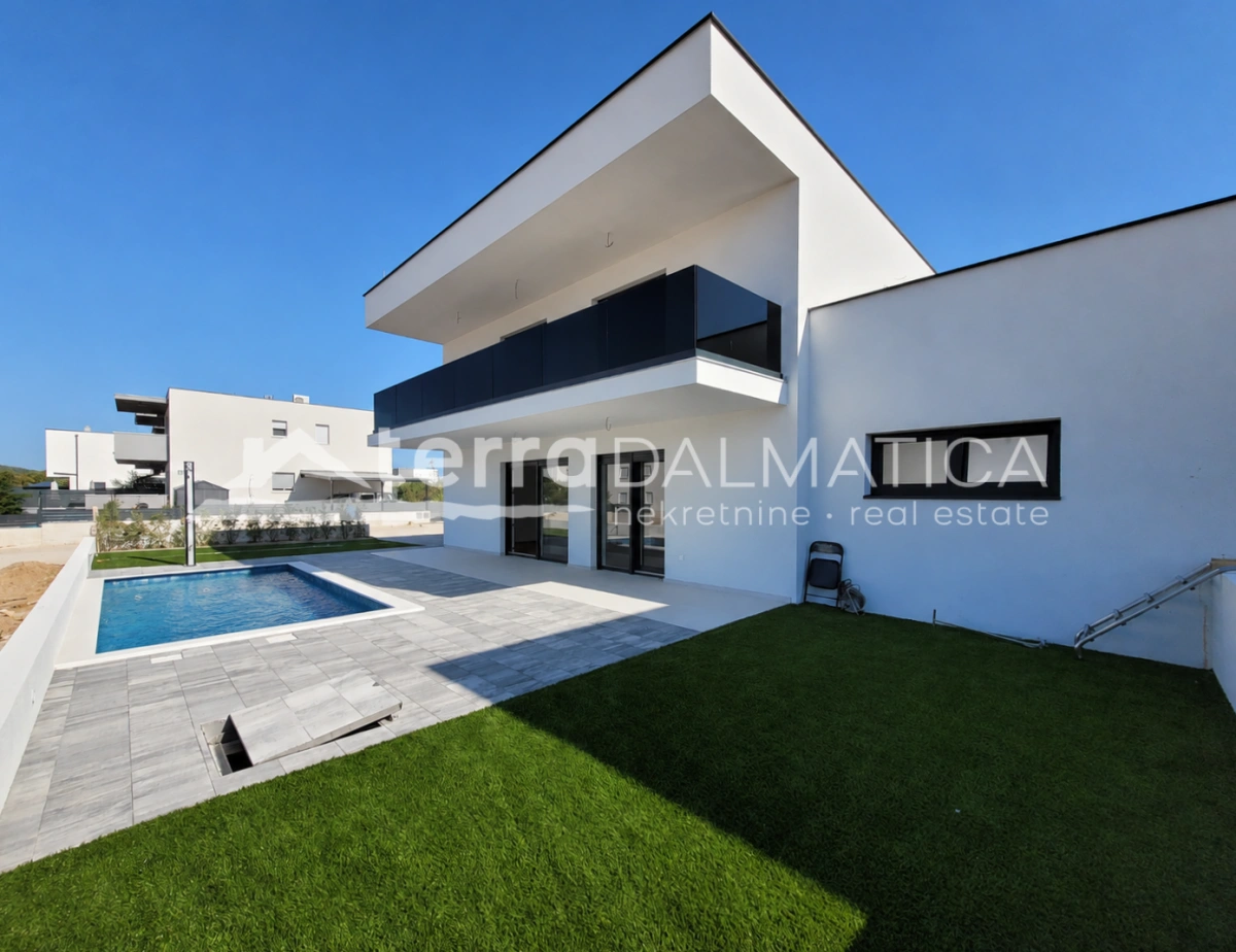 Doppelhaushälfte mit Pool, Garten und Meerblick - Vodice