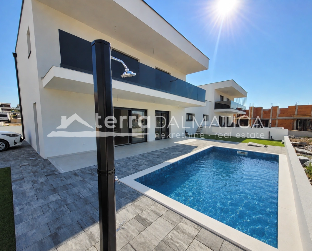 Doppelhaushälfte mit Pool, Garten und Meerblick - Vodice