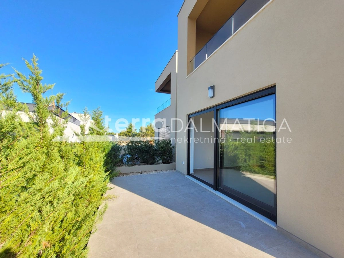 Erdgeschosswohnung mit Terrasse, Hof und Parkplatz – Vodice