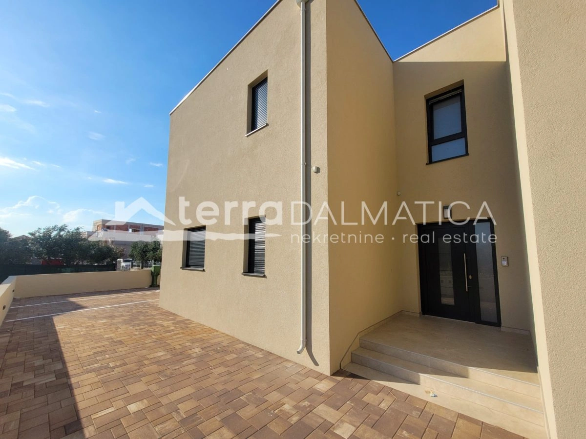 Erdgeschosswohnung mit Terrasse, Hof und Parkplatz – Vodice