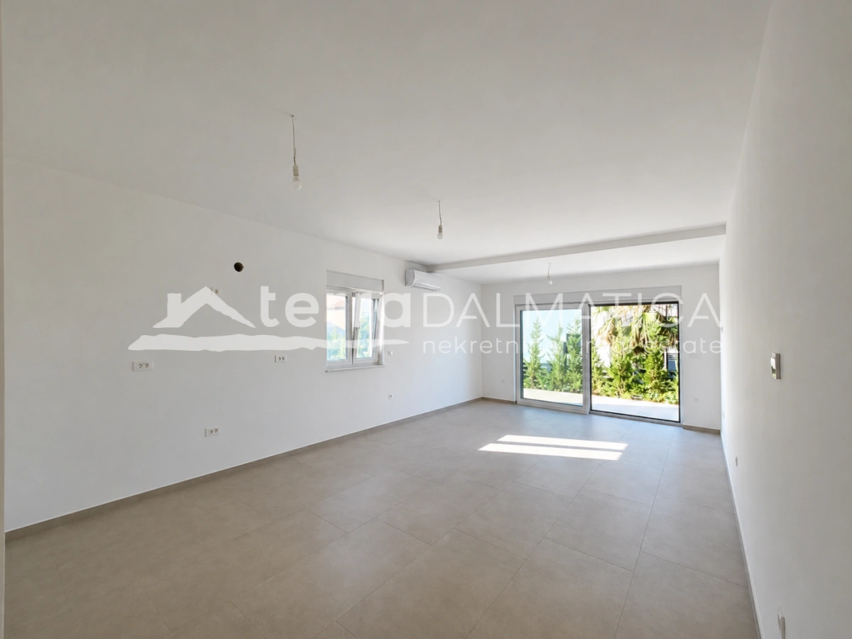 Erdgeschosswohnung mit Terrasse, Hof und Parkplatz – Vodice