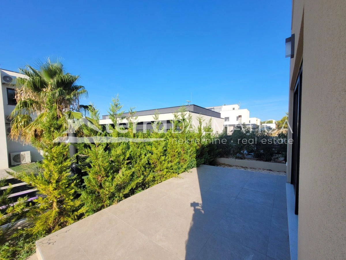 Erdgeschosswohnung mit Terrasse, Hof und Parkplatz – Vodice