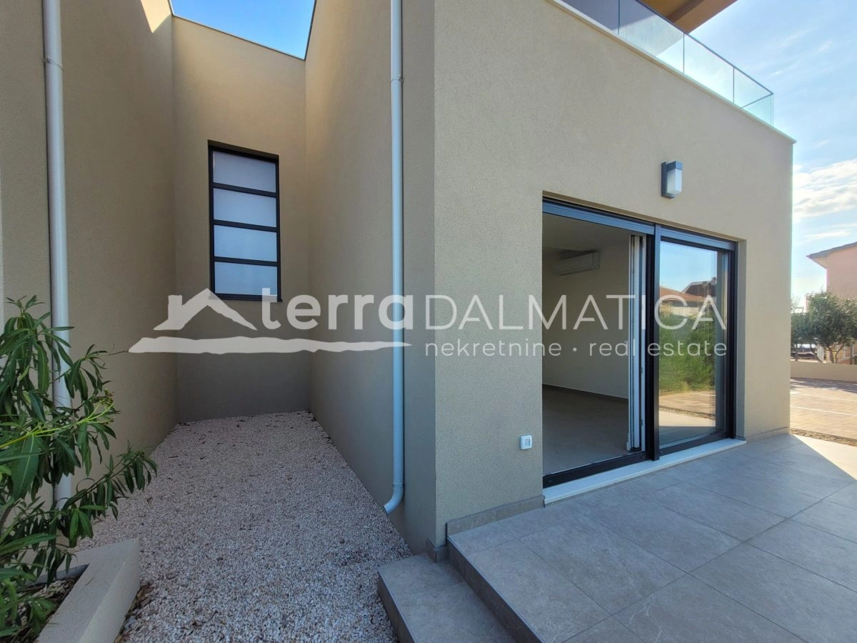Erdgeschosswohnung mit Terrasse, Hof und Parkplatz – Vodice