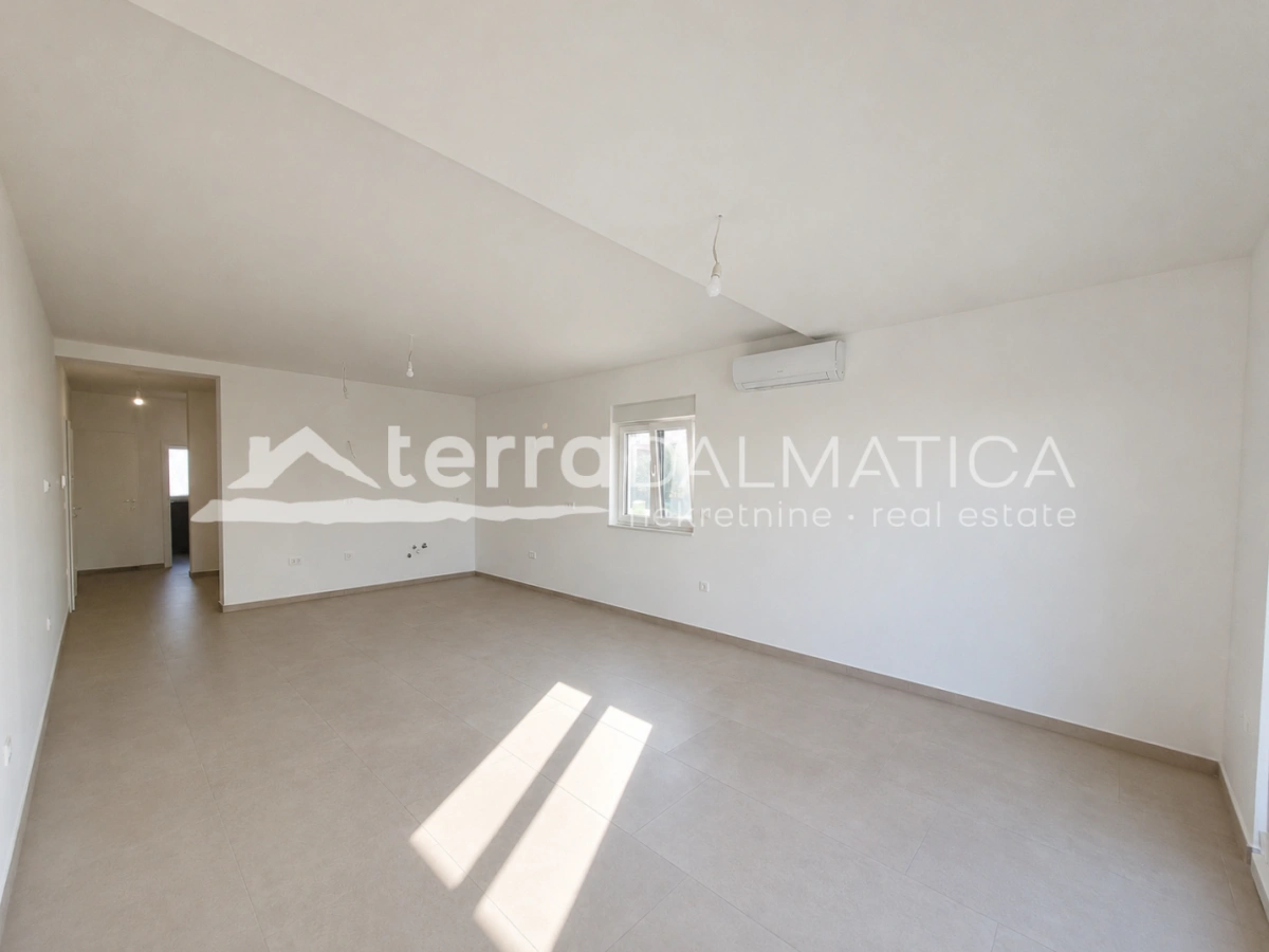 Erdgeschosswohnung mit Terrasse, Hof und Parkplatz – Vodice