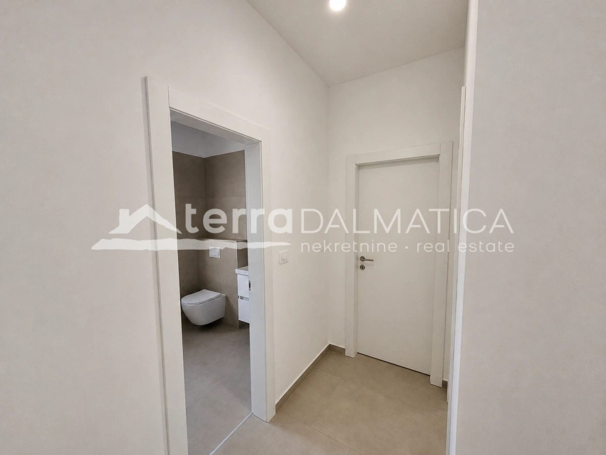 Erdgeschosswohnung mit Terrasse, Hof und Parkplatz – Vodice