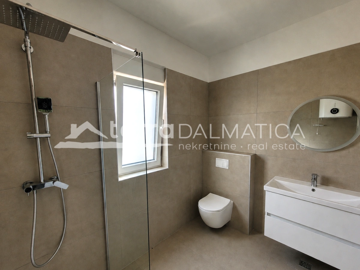 Erdgeschosswohnung mit Terrasse, Hof und Parkplatz – Vodice