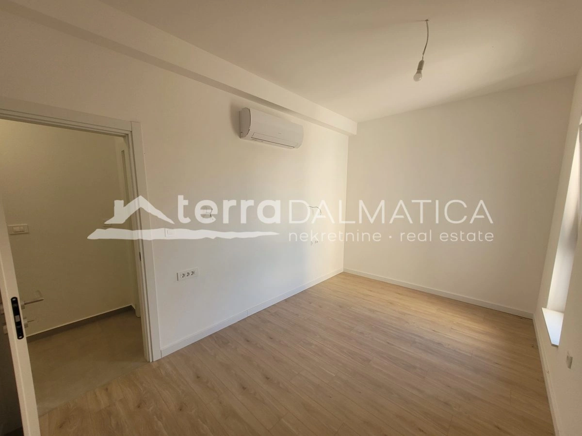 Erdgeschosswohnung mit Terrasse, Hof und Parkplatz – Vodice