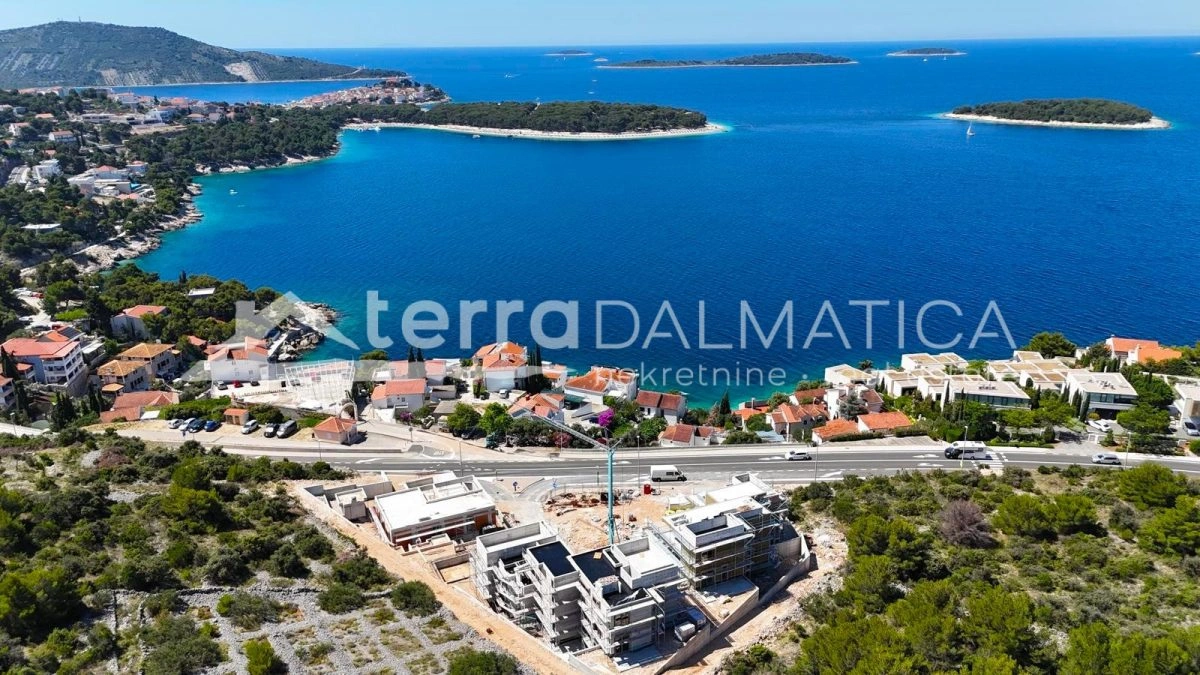 Neubau in Meeresnähe in Primošten mit Dachterrasse und Swimmingpool