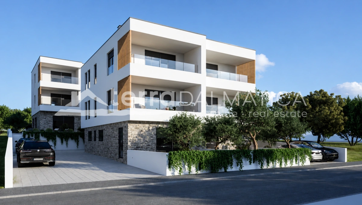 Novogradnja v Brodarici, prva vrsta do morja s 157 m2 vrta in parkiriščem
