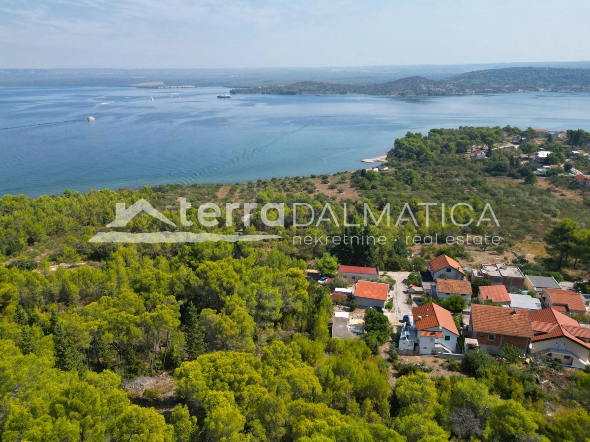 Building land 2000 m2 in Bilice, 220 m from Prokljansko Lake
