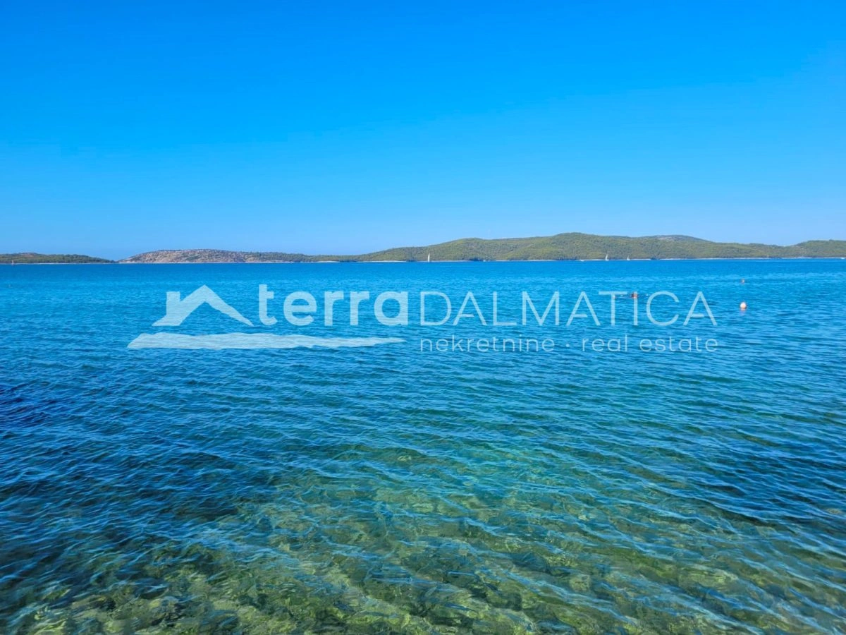 Novogradnja v Brodarici, prva vrsta do morja s teraso