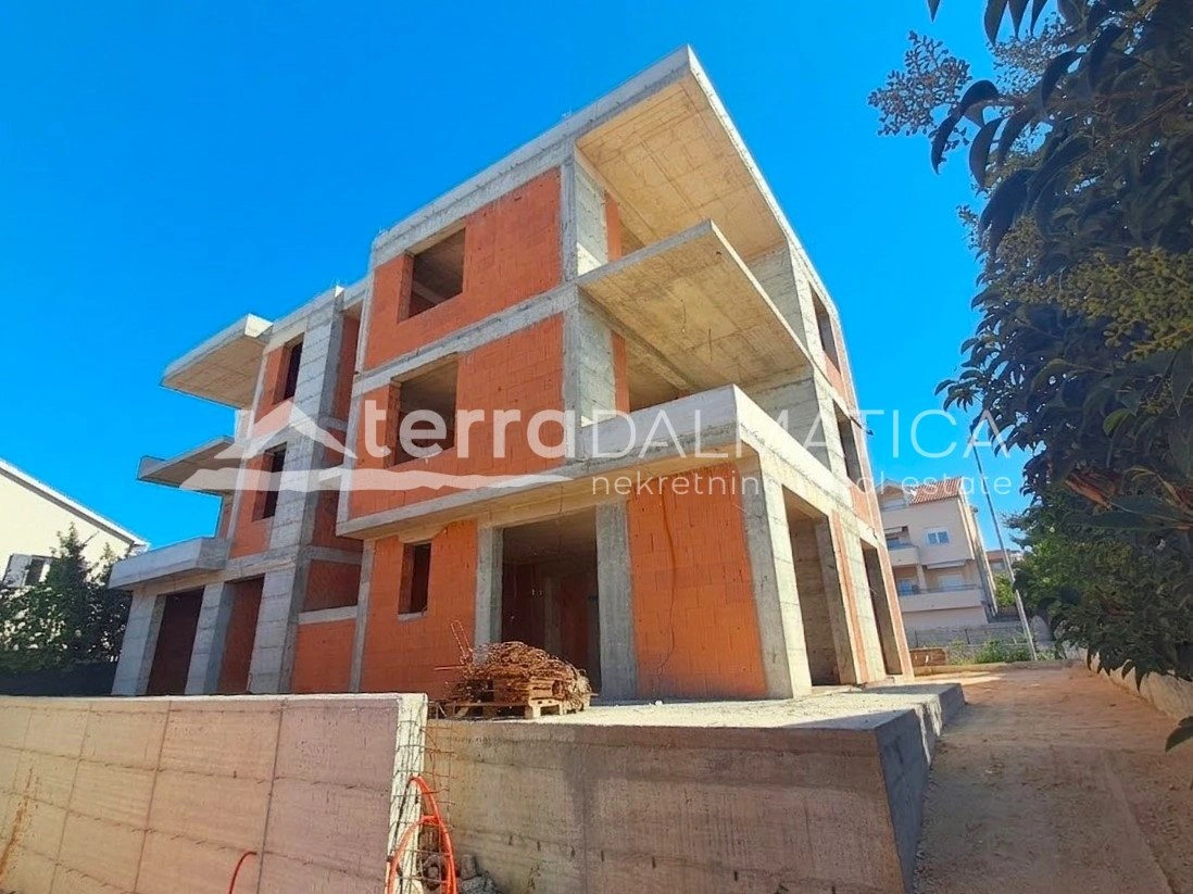 Neubau in Brodarica, 20 m vom Meer entfernt, mit Terrasse und Parkplatz