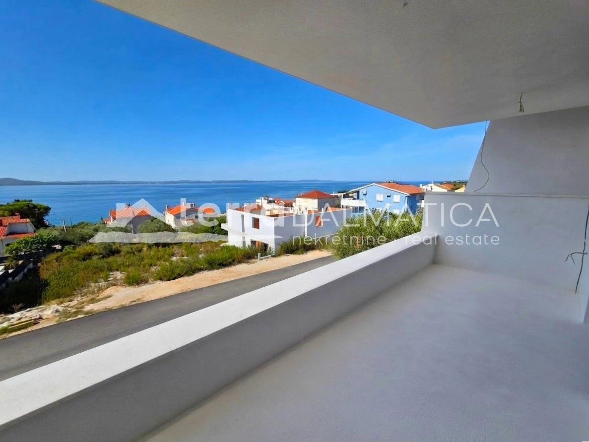 Neubau in der Nähe von Zadar mit Panoramablick aufs Meer und 2 Parkplätzen
