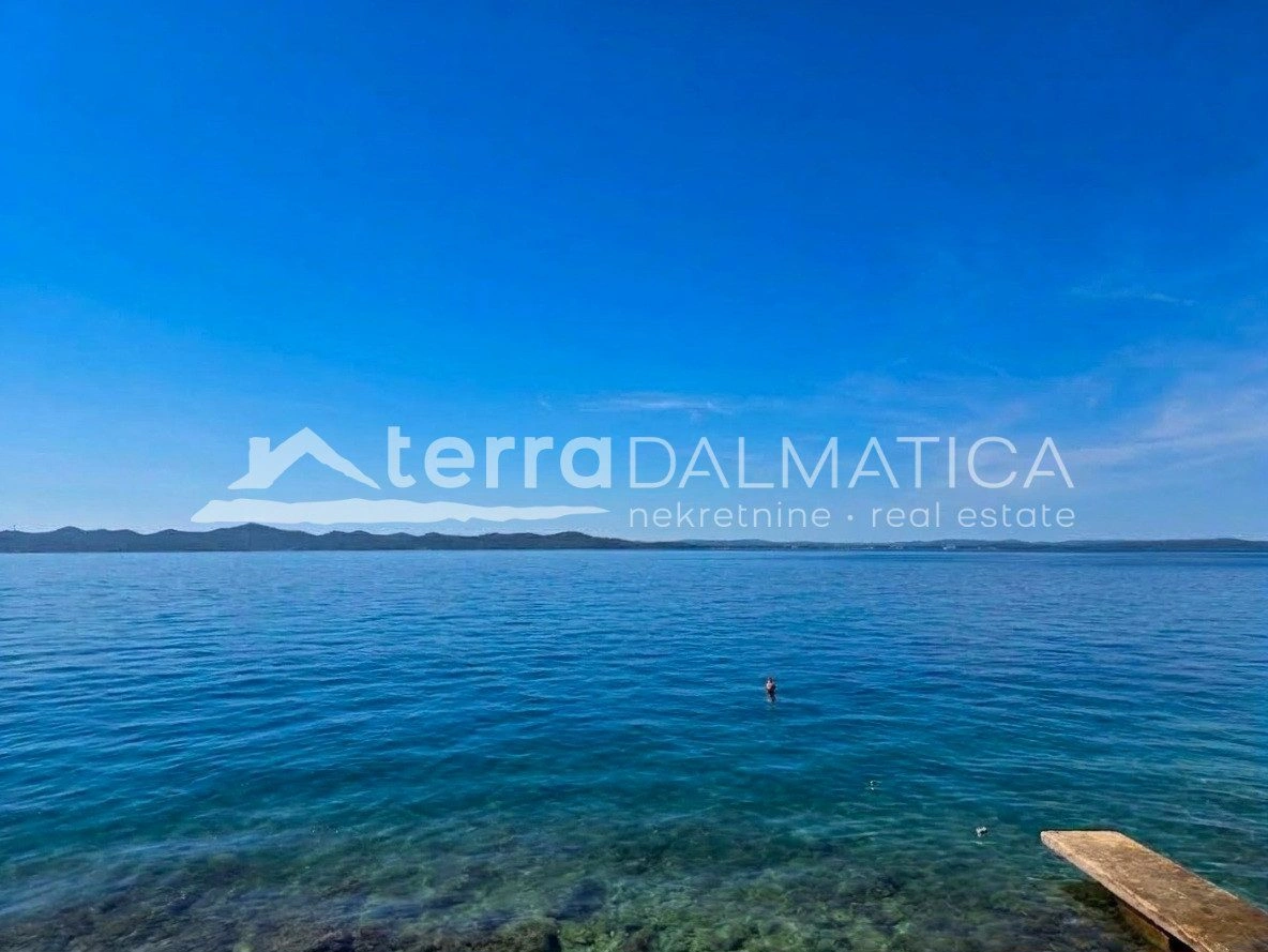 Neubau in der Nähe von Zadar mit Panoramablick aufs Meer und 2 Parkplätzen