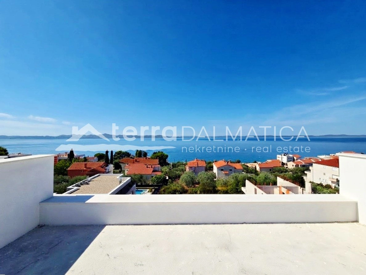 Penthouse in der Nähe von Zadar mit Panoramablick aufs Meer, Dachterrassen und Aufzug