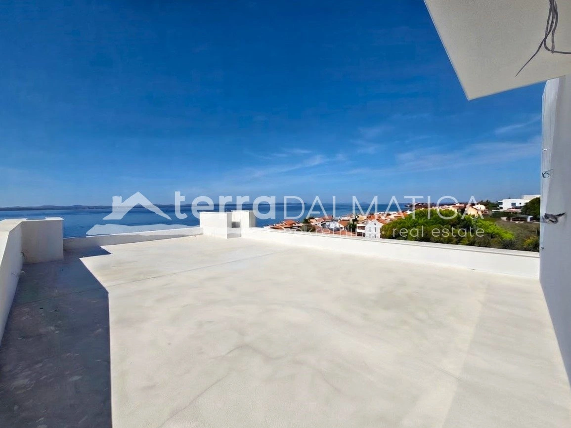 Penthouse in der Nähe von Zadar mit Panoramablick aufs Meer, Dachterrassen und Aufzug