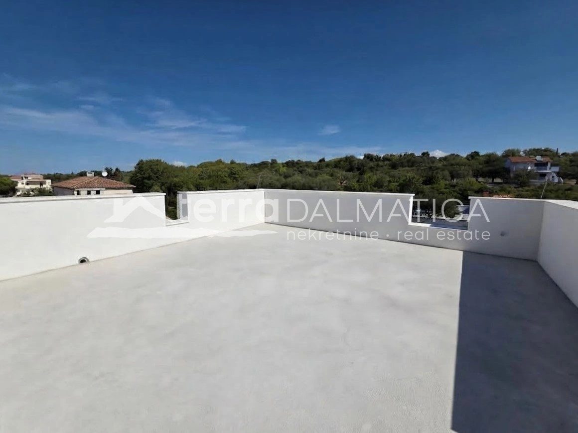 Penthouse in der Nähe von Zadar mit Panoramablick aufs Meer, Dachterrassen und Aufzug