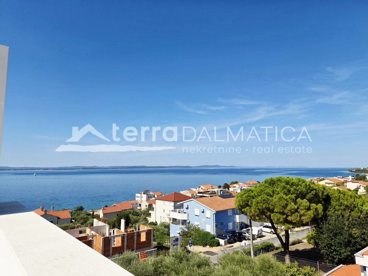 Penthouse in der Nähe von Zadar mit Panoramablick aufs Meer, Dachterrassen und Aufzug