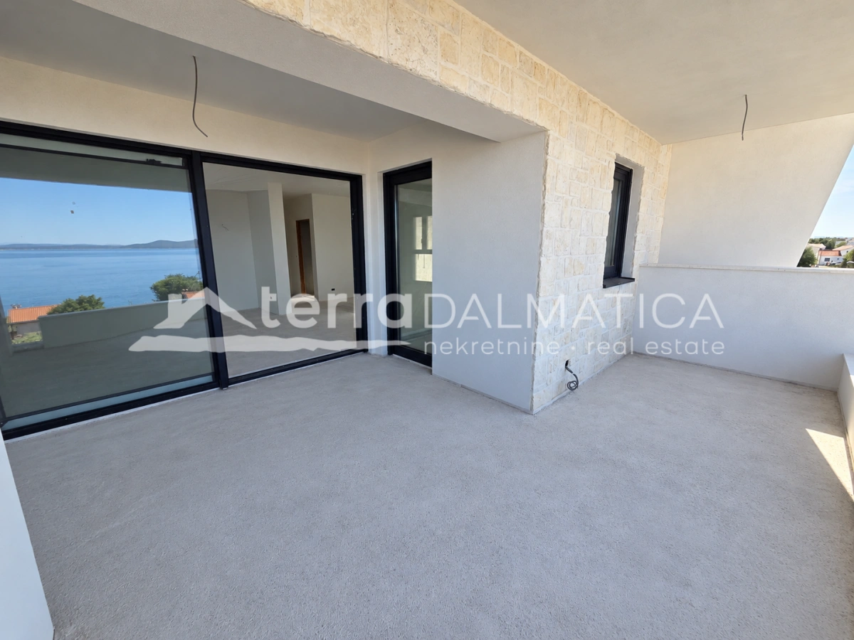 Penthouse in der Nähe von Zadar mit Panoramablick aufs Meer, Dachterrassen und Aufzug