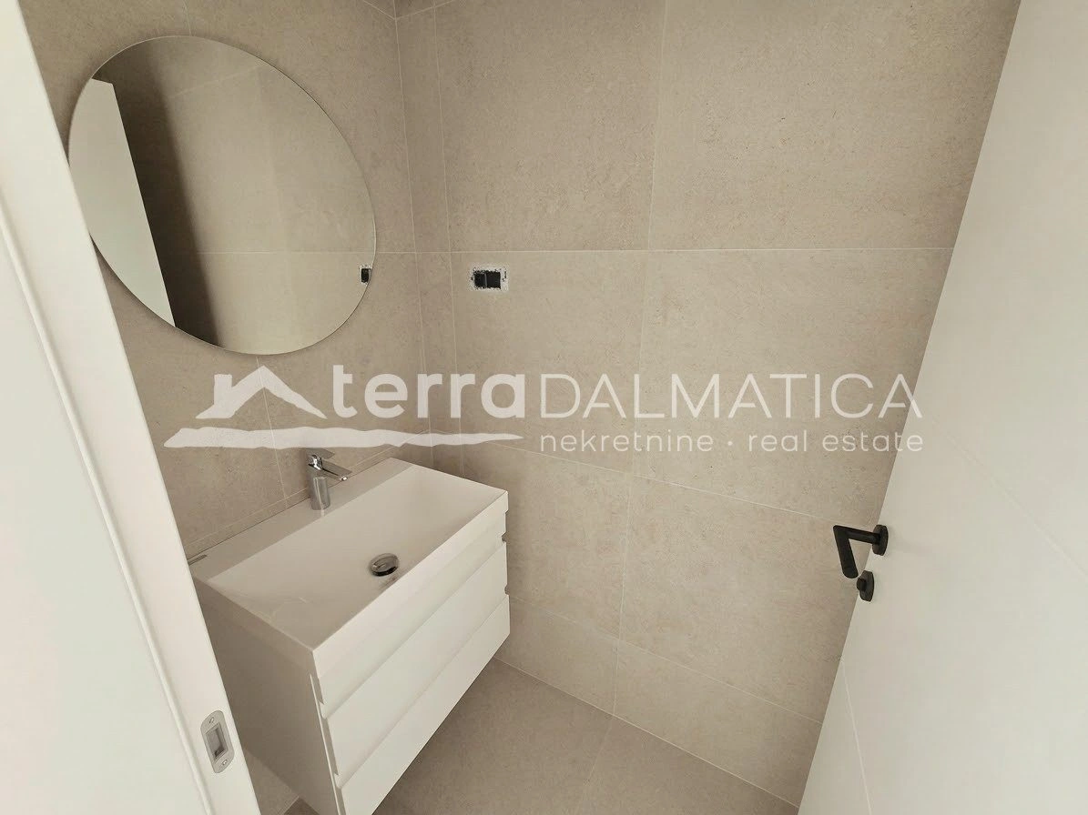 Novogradnja u Sevidu 60 m od mora s pogledom na more i vrtom