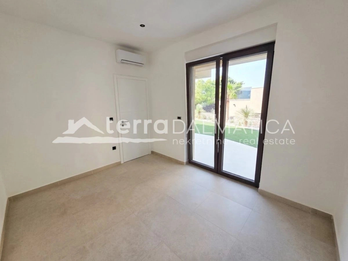 Neubau in Sevid, 60 m vom Meer entfernt, mit 66 m² Garten und Parkplatz