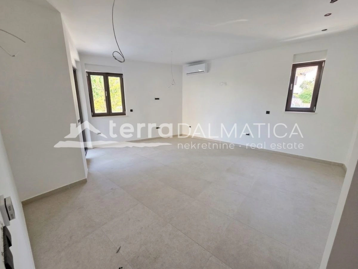 Novogradnja u Sevidu 60 m od mora s vrtom od 122 m2 i parkingom