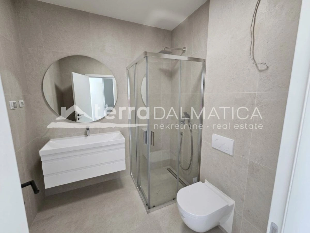 Novogradnja u Sevidu – 60 m od mora s pogledom i liftom