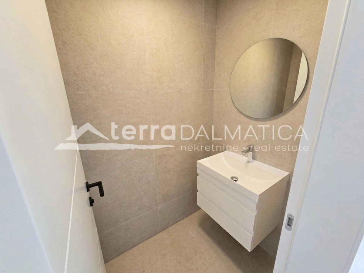 Novogradnja u Sevidu – 60 m od mora s pogledom i liftom