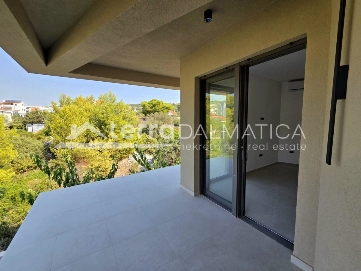 Novogradnja u Sevidu – 60 m od mora s liftom