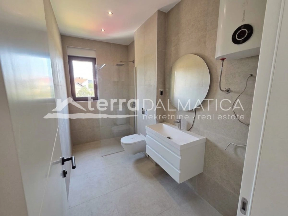 Novogradnja u Sevidu – 60 m od mora s liftom