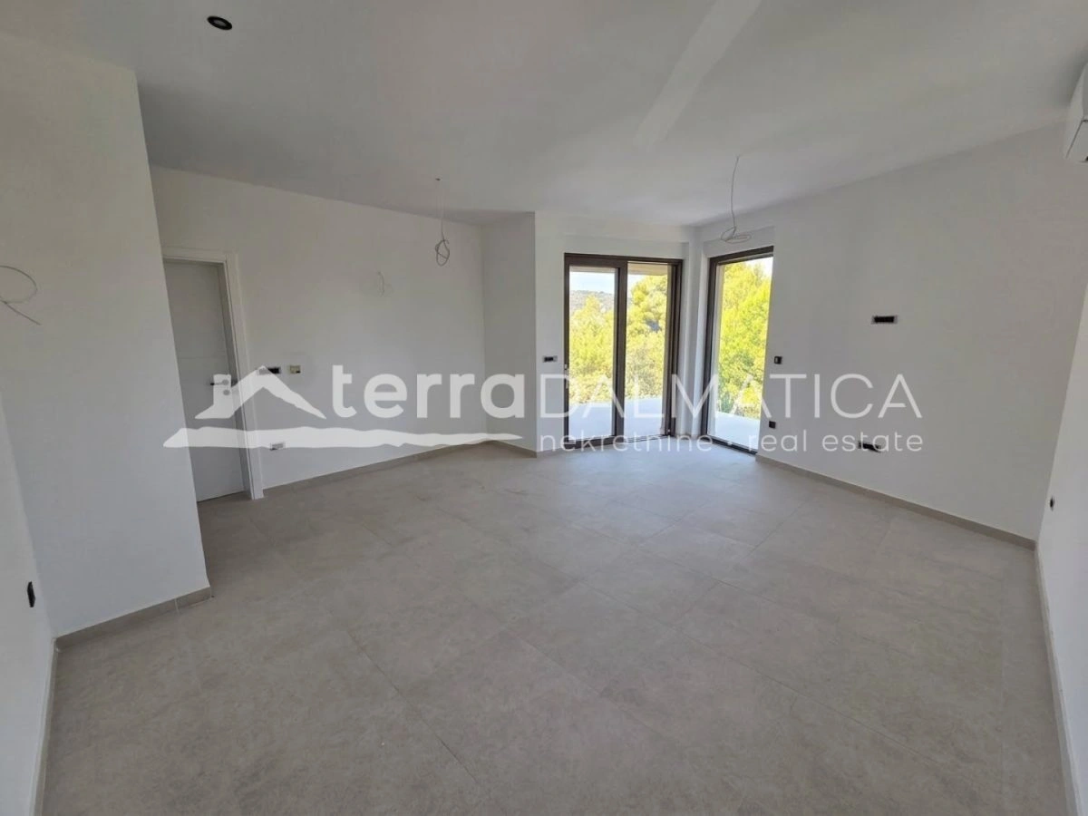 Novogradnja u Sevidu – 60 m od mora s liftom