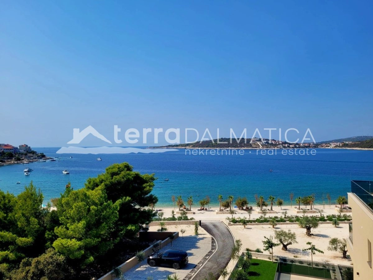 Penthouse u Sevidu – novogradnja 60 m od mora s liftom i krovnom terasom
