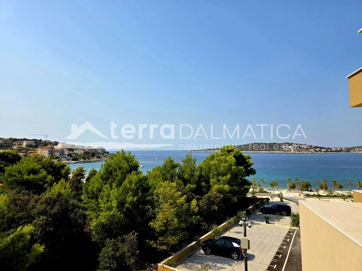 Penthouse u Sevidu – novogradnja 60 m od mora s liftom i krovnom terasom