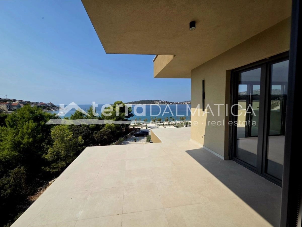 Penthouse u Sevidu – novogradnja 60 m od mora s liftom i krovnom terasom