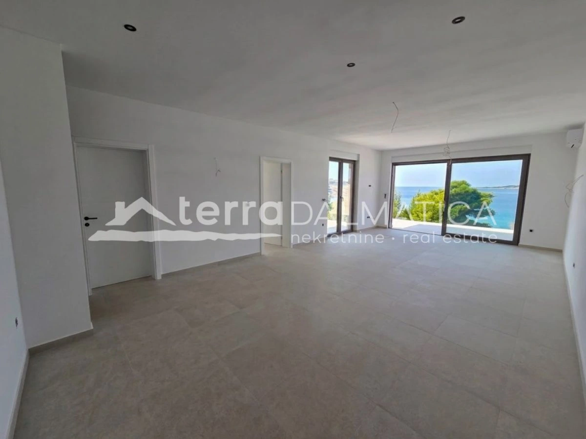 Penthouse u Sevidu – novogradnja 60 m od mora s liftom i krovnom terasom