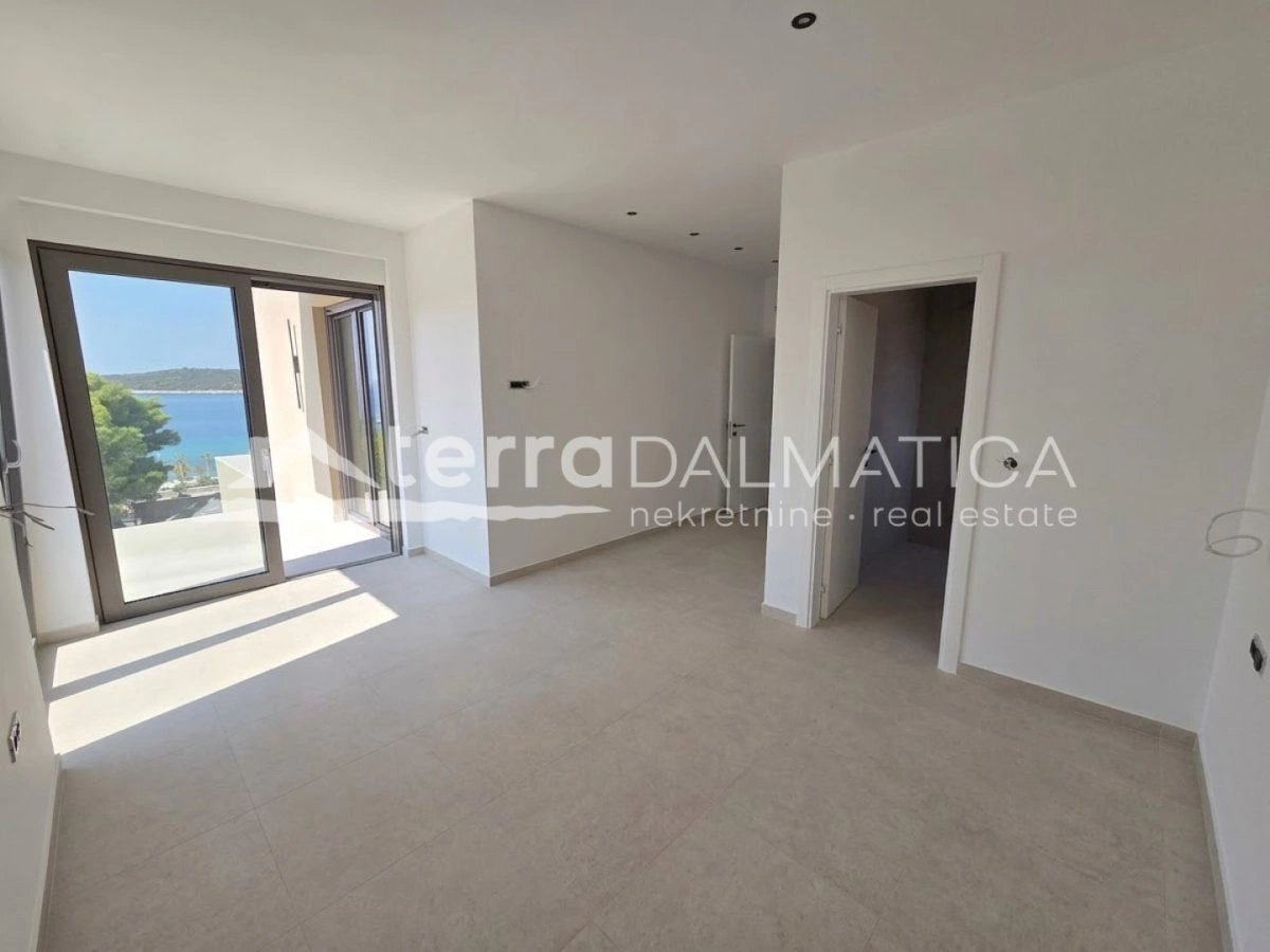 Penthouse u Sevidu – novogradnja 60 m od mora s liftom i krovnom terasom