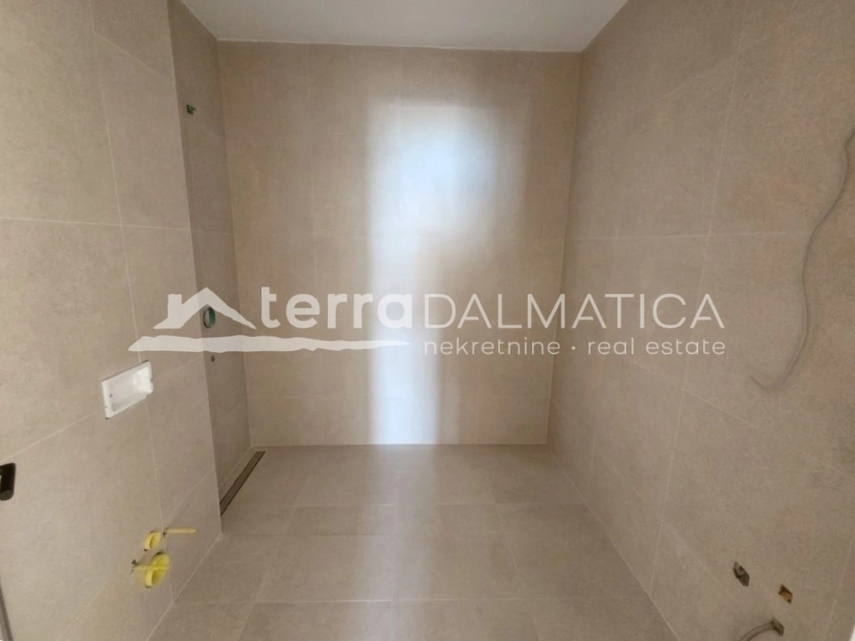 Penthouse u Sevidu – novogradnja 60 m od mora s liftom i krovnom terasom