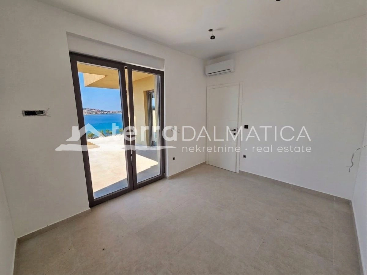 Penthouse u Sevidu – novogradnja 60 m od mora s liftom i krovnom terasom