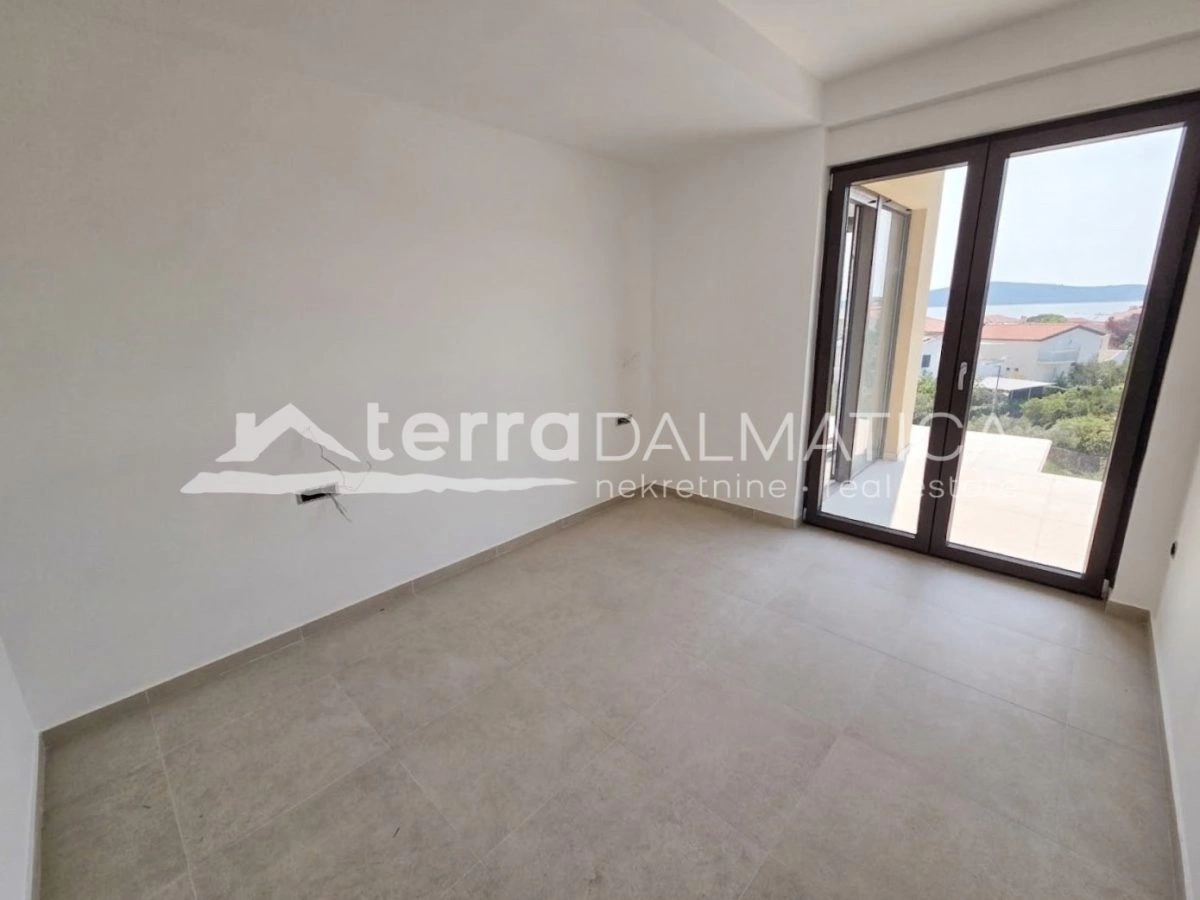 Penthouse u Sevidu – novogradnja 60 m od mora s liftom i krovnom terasom