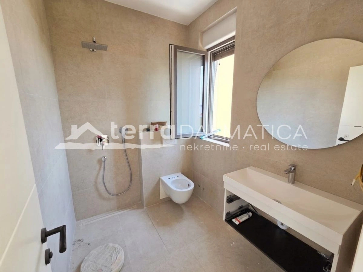Penthouse u Sevidu – novogradnja 60 m od mora s liftom i krovnom terasom