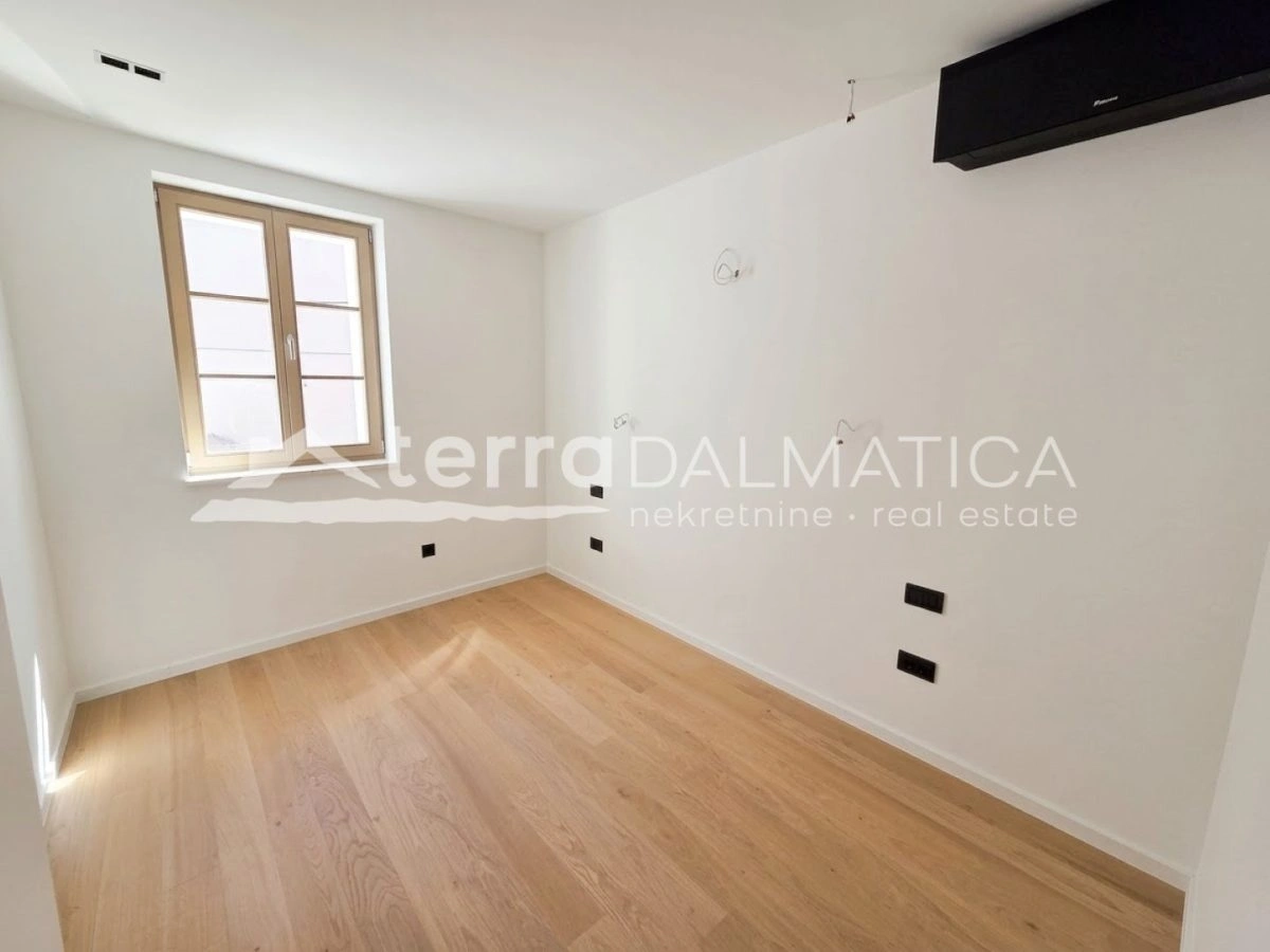 Neubau in Šibenik – einzigartige Lage im Stadtzentrum, erste Reihe zum Meer mit Aussicht und Garage