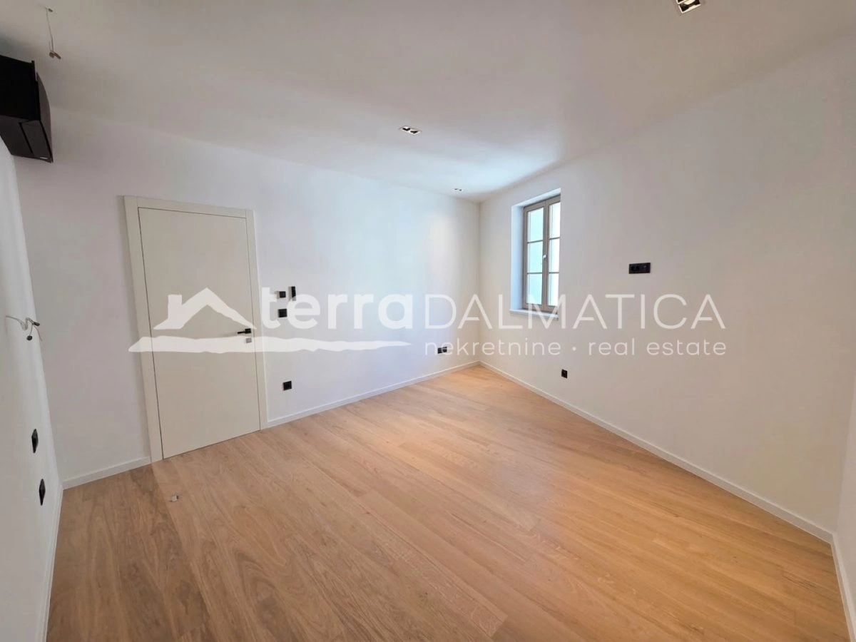 Neubau in Šibenik – einzigartige Lage im Stadtzentrum, erste Reihe zum Meer mit Aussicht und Garage