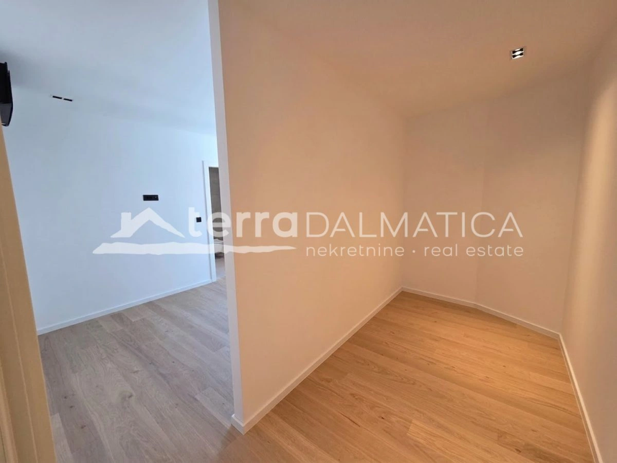 Neubau in Šibenik – einzigartige Lage im Stadtzentrum, erste Reihe zum Meer mit Aussicht und Garage