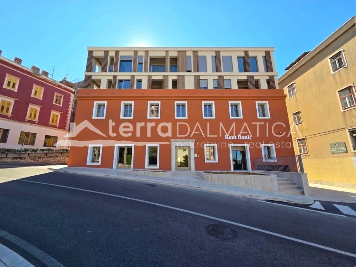 Neubau im Zentrum von Šibenik – erste Reihe zum Meer und direkt am Wasser mit Garage
