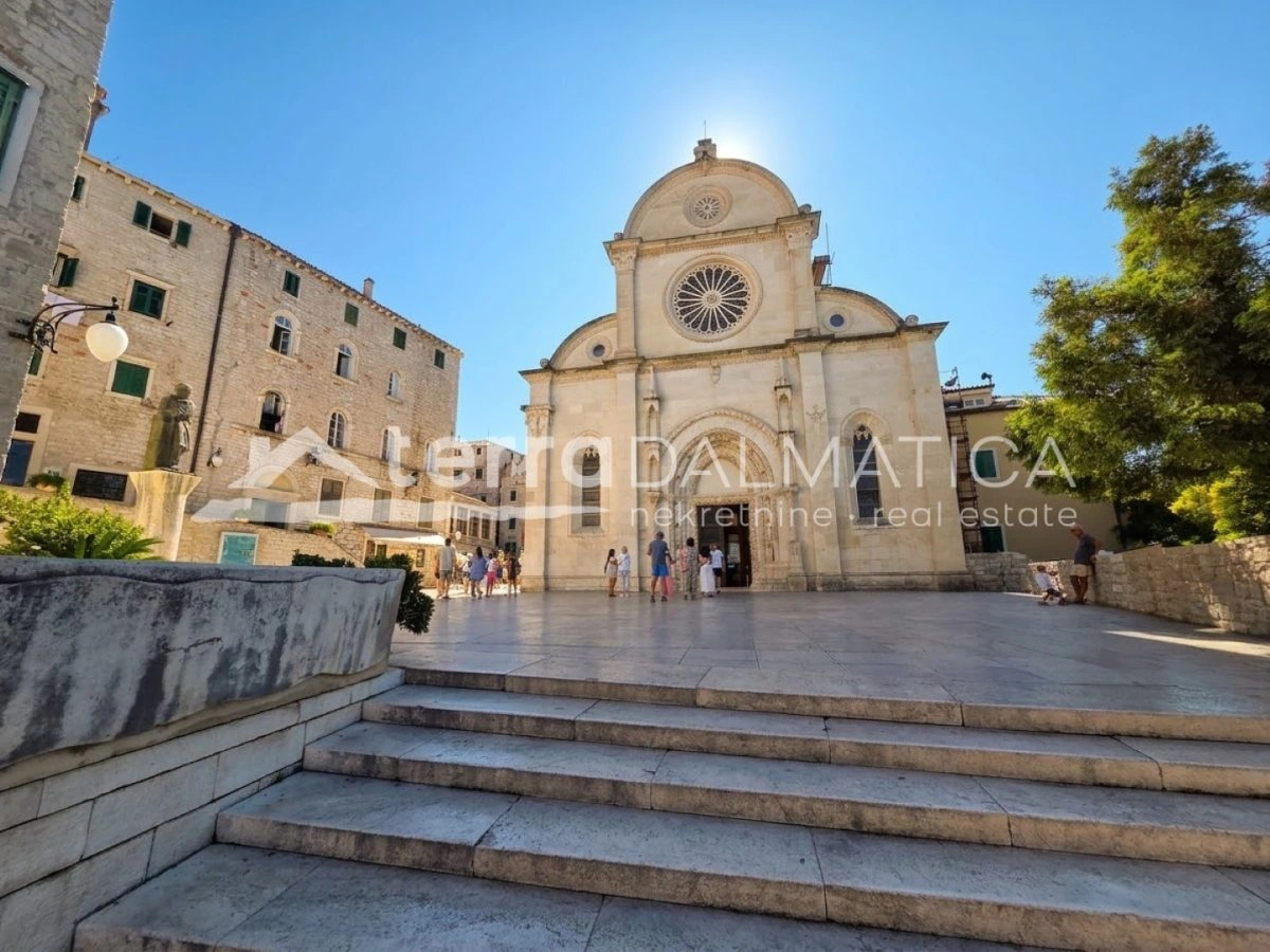 Neubau an der Uferpromenade von Šibenik – erste Reihe zum Meer mit Garage
